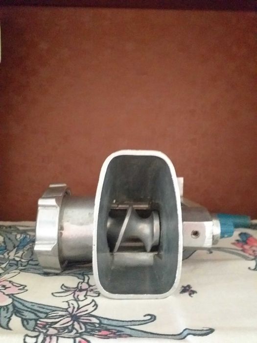 продам кухонную утварь мясорубку,чайник из нержавейки и эмалированный.