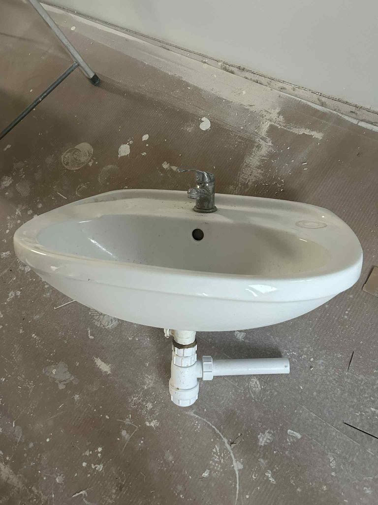 Umywalka cersanit, z baterią i syfonem