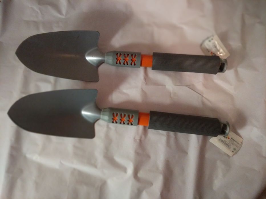 Pá de jardinagem e Pincéis