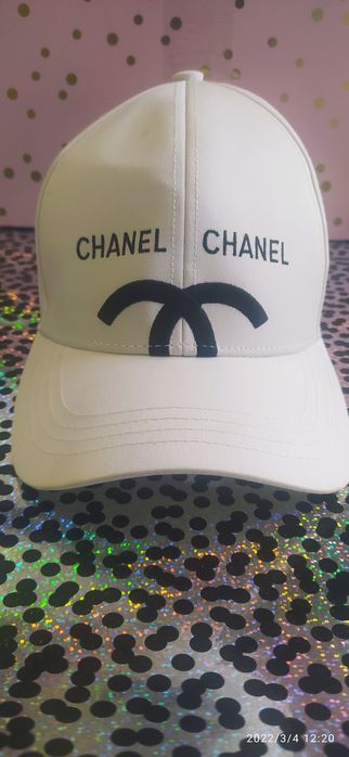 Czapka z daszkiem Chanel.
