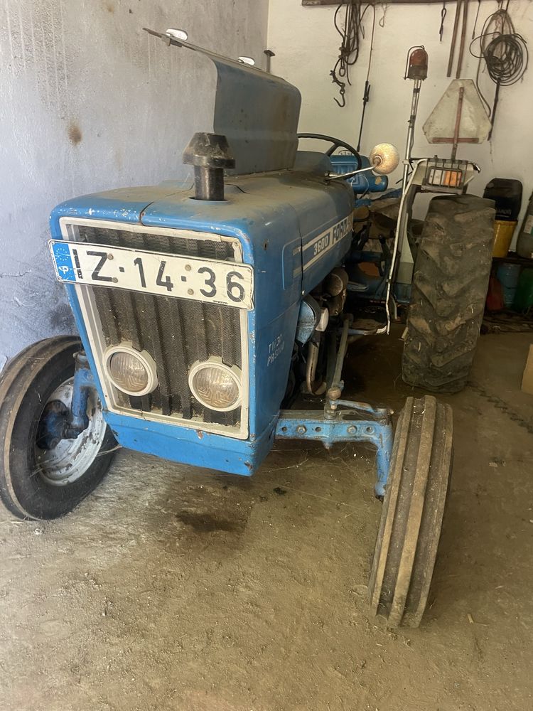 Trator Ford 3600 com reboque e alfaias