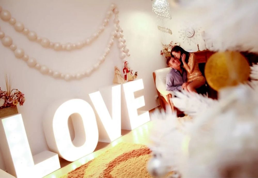 Продам буквы  LOVE с подсветкой из лампочек
