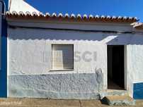 Moradia para recuperar com excelente quintal e garagem no Alentejo...