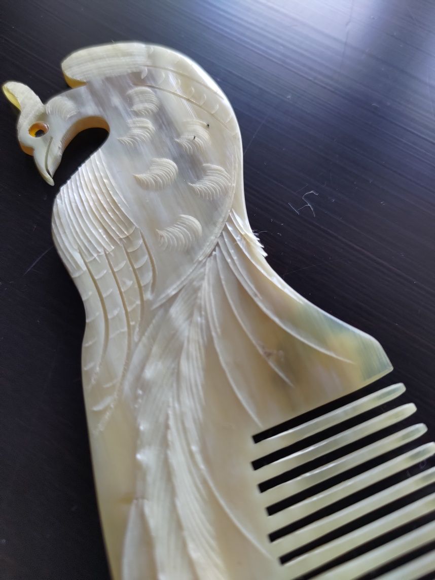 Grzebień rzeźbiony z łabędziem z fakturą 3D