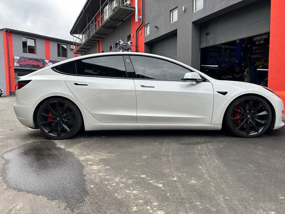 Пружини для Tesla Model 3 - Unplugged Performance (з заниженням)