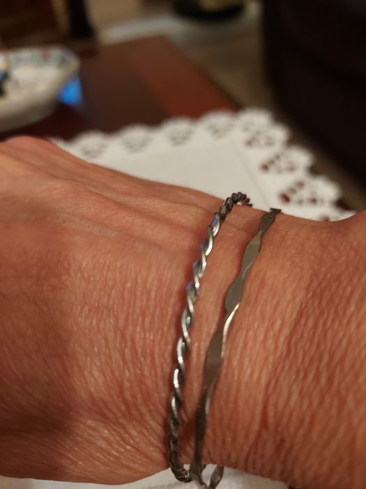 2 Pulseiras finas Prateadas.