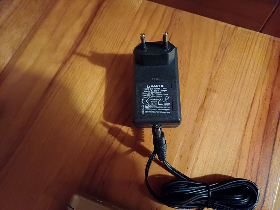 Carregador de Pilhas recarregáveis Varta 4 Slots AA / AAA