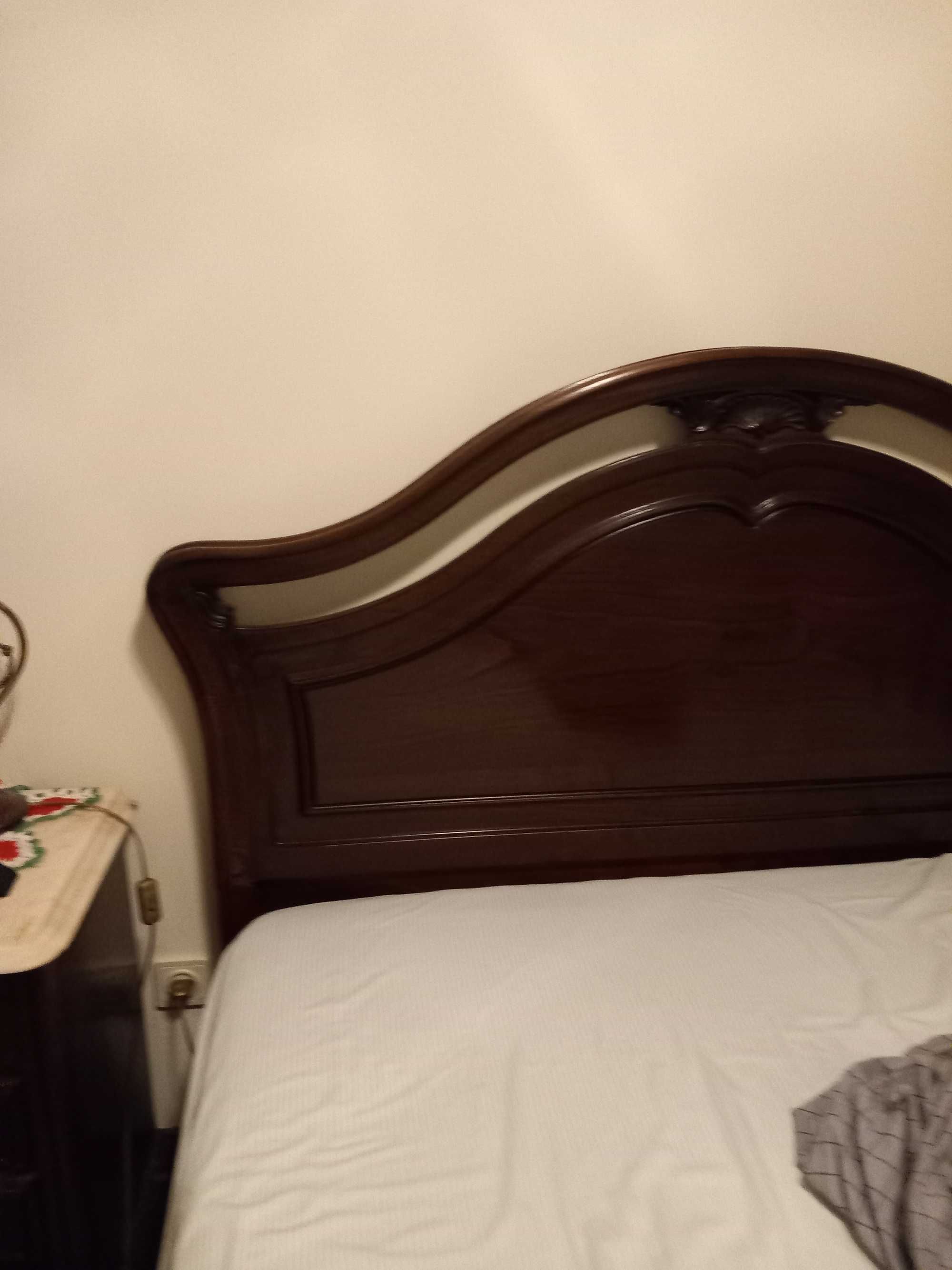 Cama de casal de castanho