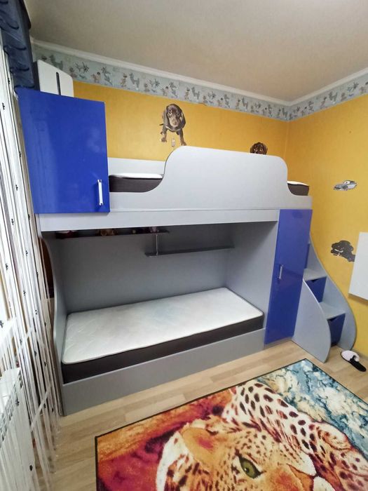 Двохярусне дитяче ліжко