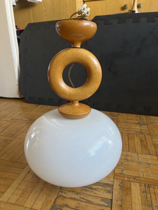 Lampa z drewnianym korpusem i szklanym koszem (mleczne szkło)