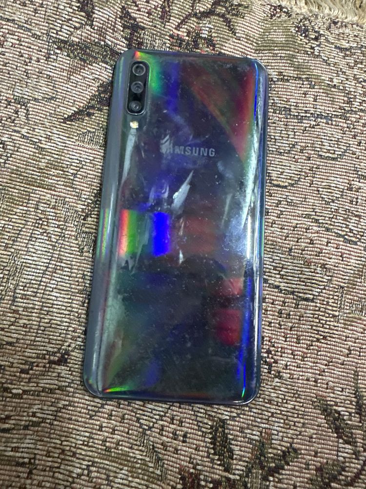 Продам Samsung A50 6/128