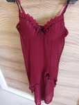Lingerie sensual, comprida com racha á frente.