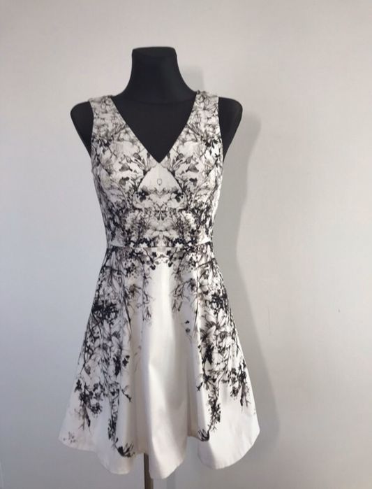 Elegancka rozkloszowana sukienka Karen Millen