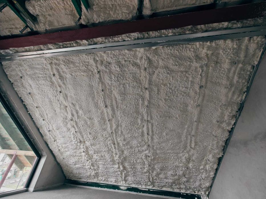 Ocieplanie piana PUR celuloza ocieplenie poddaszy izolacja domu stropu