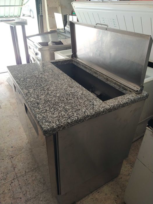 Frigorífico para preparar pizza e saladas