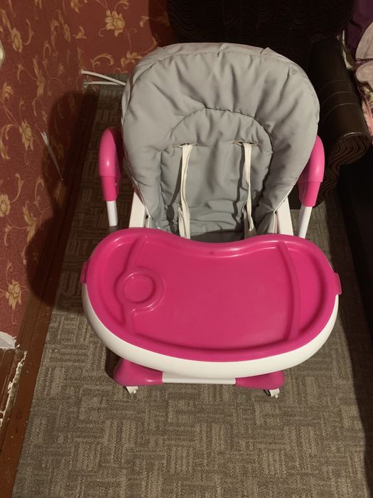 Дитячий стілець для годування