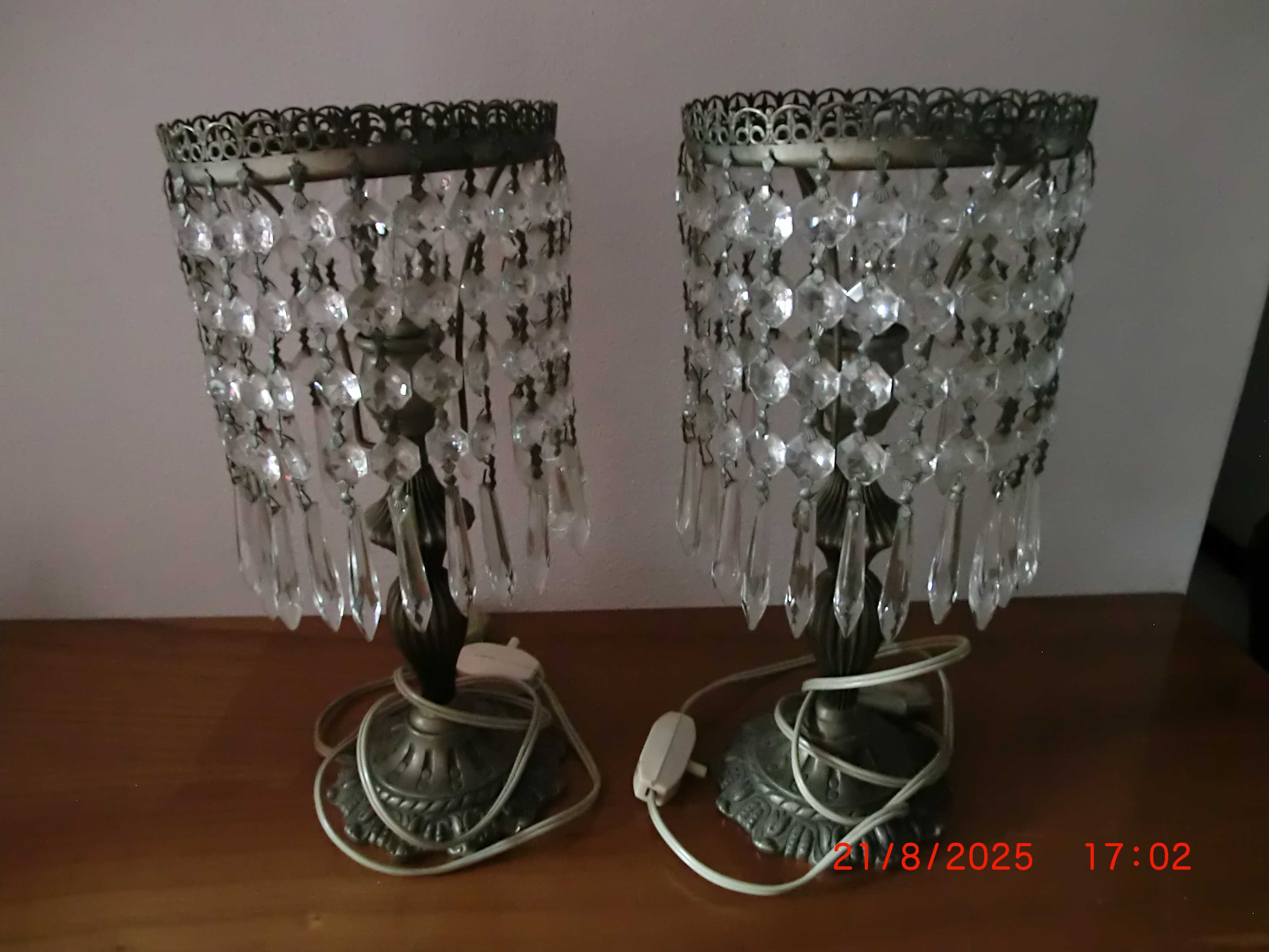 3 Candeeiros meio cristal, 1 de teto , 2 de mesa de cabeceira.