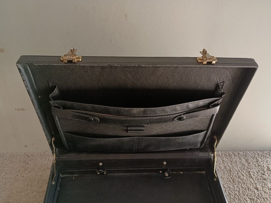 Mala executiva clássica em pele com cadeado, medidas 44/32/11cm bom es