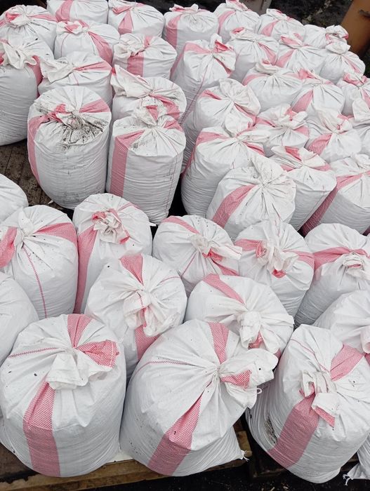 Ziemia ogrodowa, czarnoziem, bez dodatków, czysta, pH 5,5-6,5; piasek