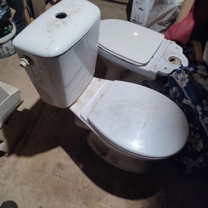 Унітаз з бачком і без