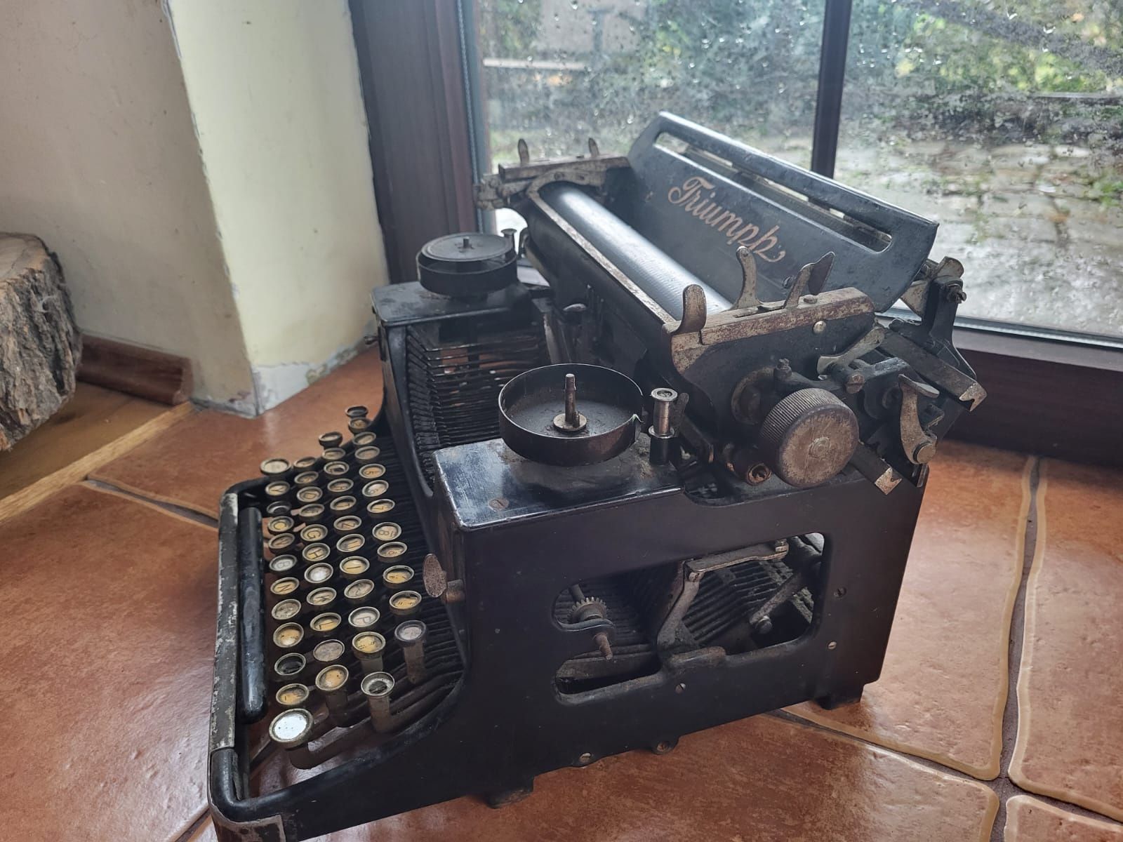 Bardzo stara , zabytkowa maszyna do pisania