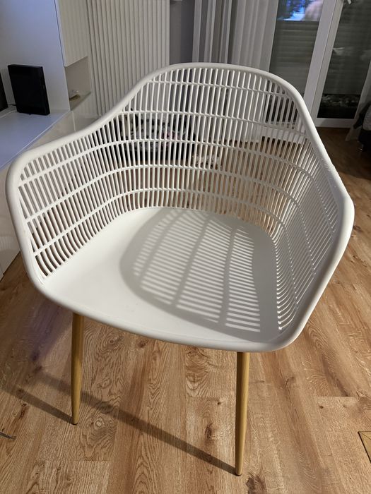 Ażurowe białe krzesło, boho, styl skandynawski