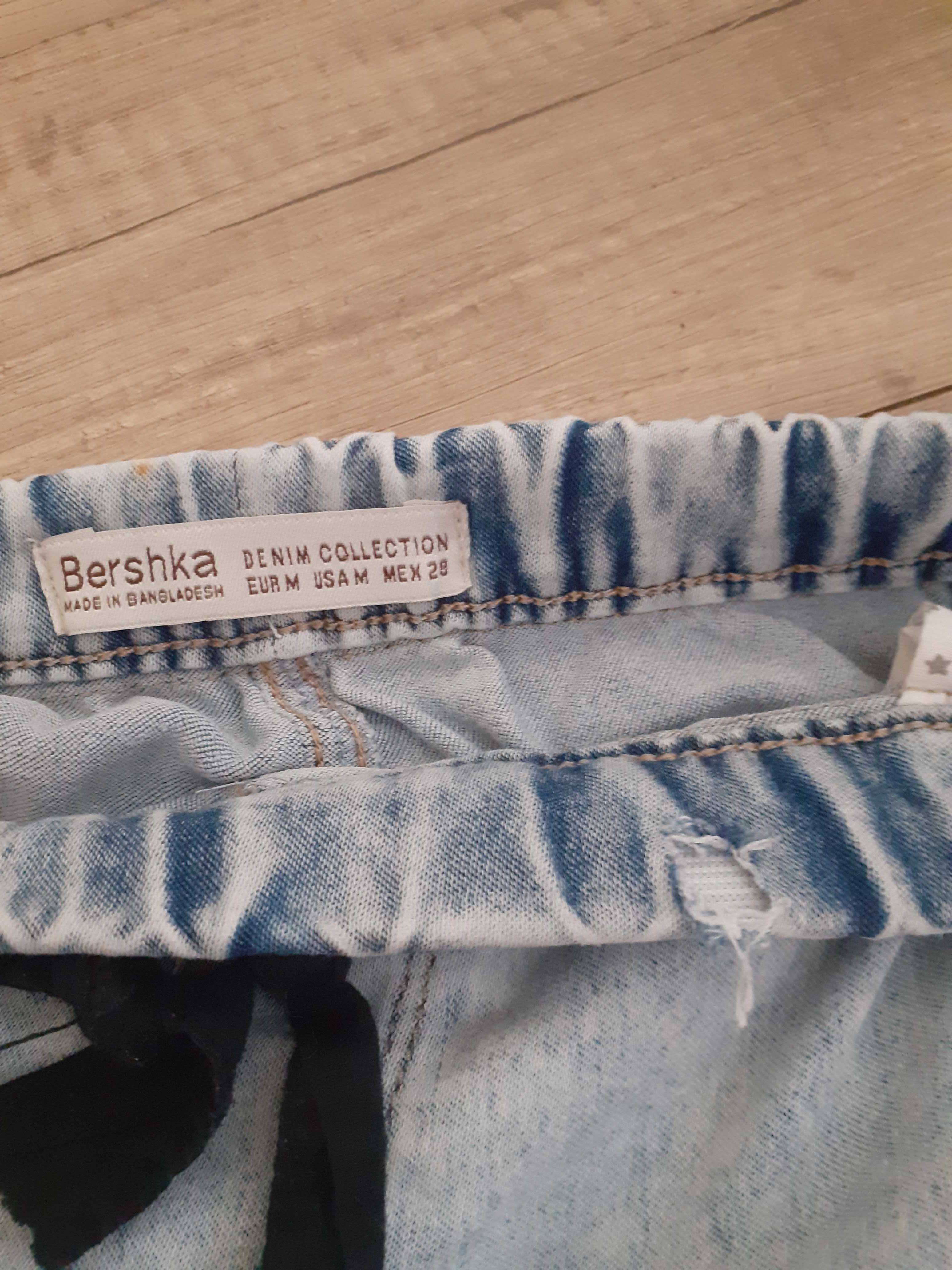 Bershka jeansy miękkie, delikatne z gumeczkami