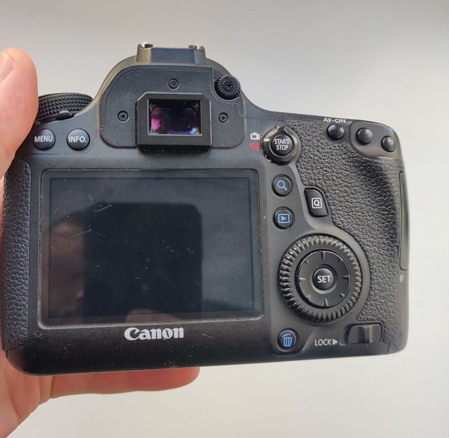 Фотоаппарат Canon 6 D 16000 кадрів дзеркальний повнокадровий