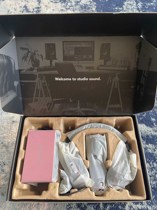 Focusrite Scarlett 2i2 Studio 4th Gen