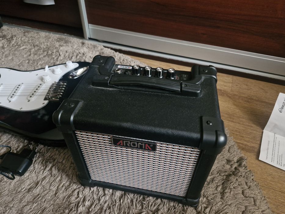 Электрогитара j8 ,комбоусилитель aroma AG-10, кабель Planet waves