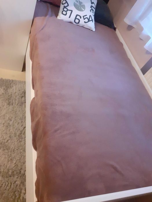 Białe łożko młodzieżowe