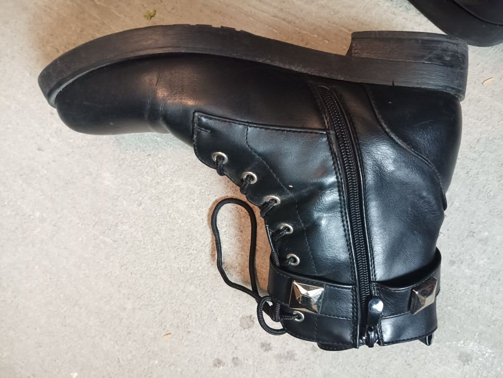Botas pretas e castanhas