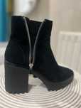 Botas Zara camurca pretas compensadas