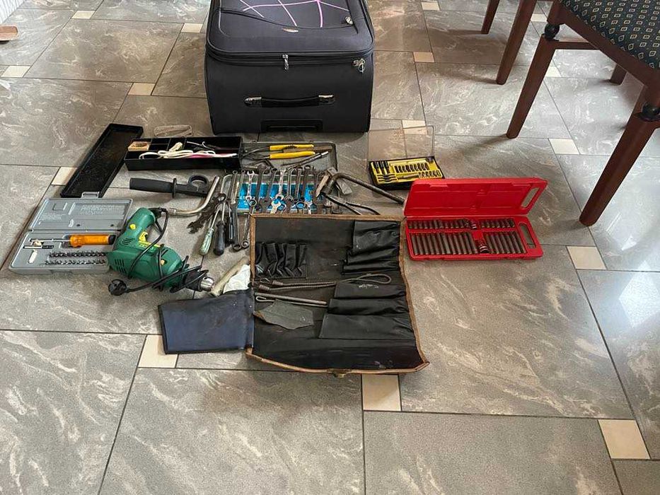 Narzędzia, wiertarki 3 szt., lutownice 2 szt, podnośnik samochodowy