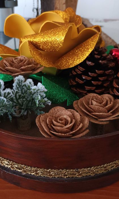 Arranjo de flores em cortiça e eva para o Natal