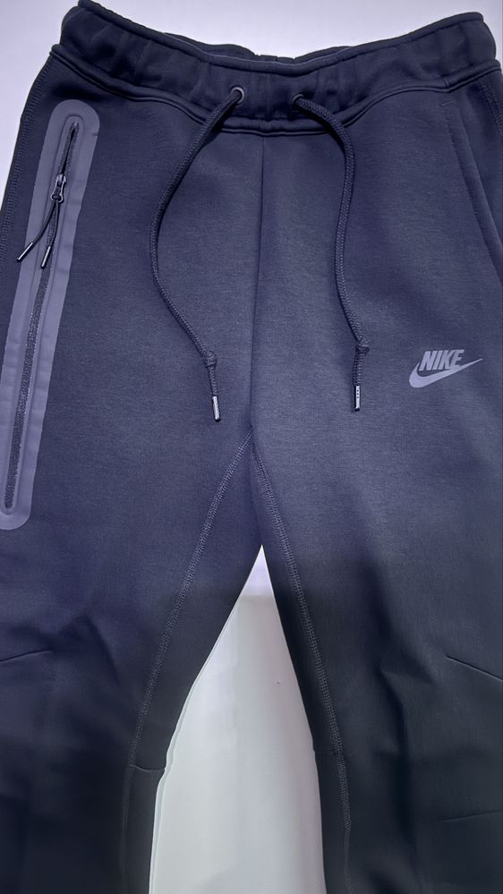 Nowe, czarne spodnie dresowe Nike Tech Fleece w rozmiarze XS joggers