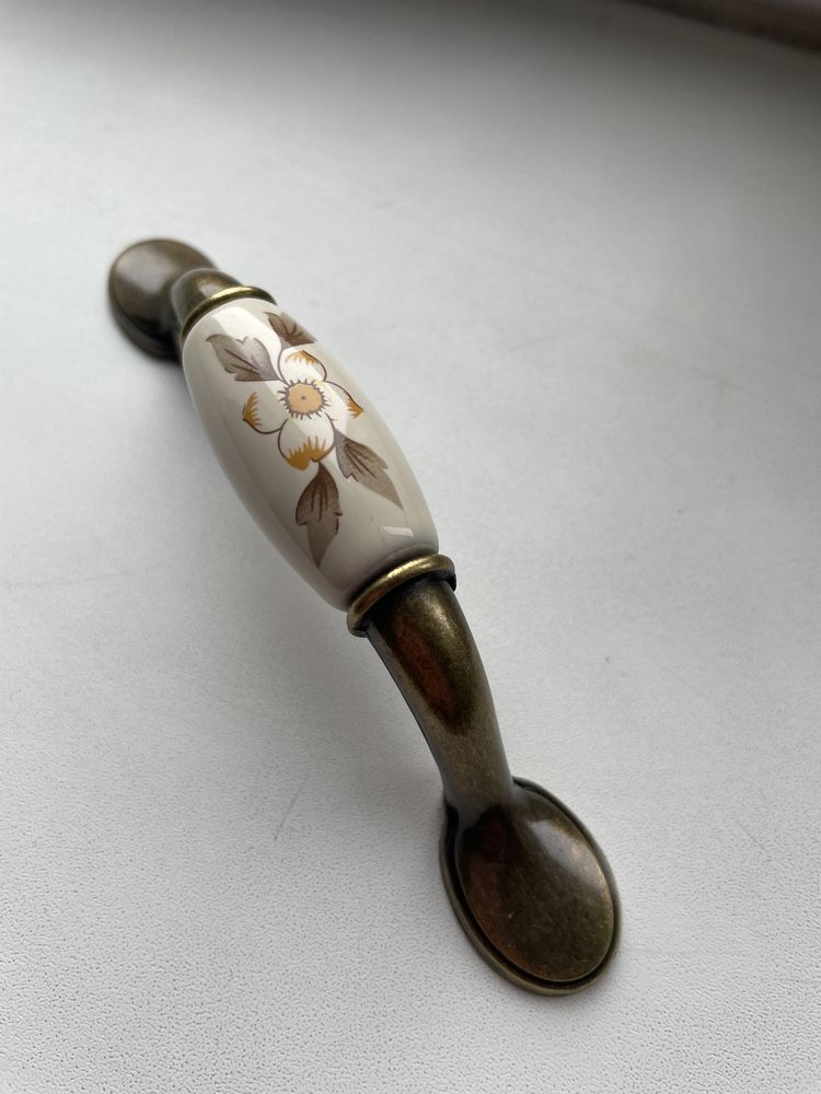 Класична дверна ручка на кухню до тумбочки шафки
