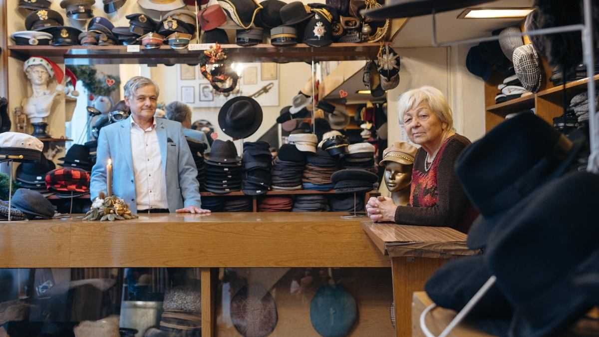 Maciejówka czarna - czapka. Handmade z pracowni kapeluszy w Gdańsku