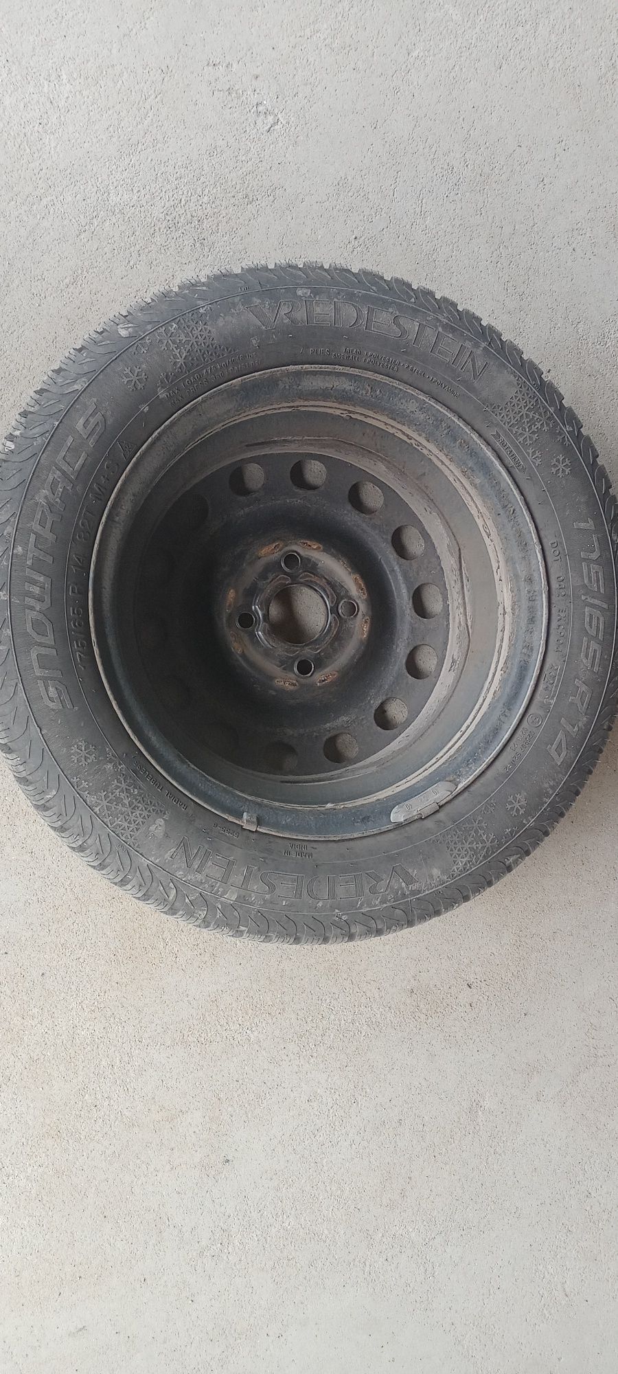 4 opony zimowe marki premium Vredestein wraz z felgami