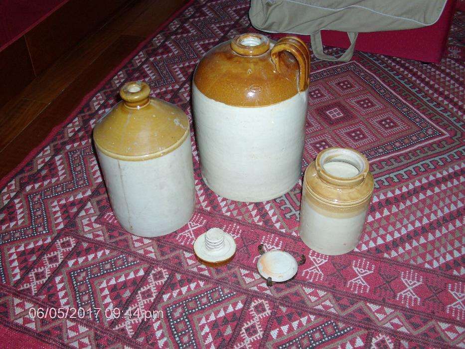 Potes em grês, com rolhas em cerâmica