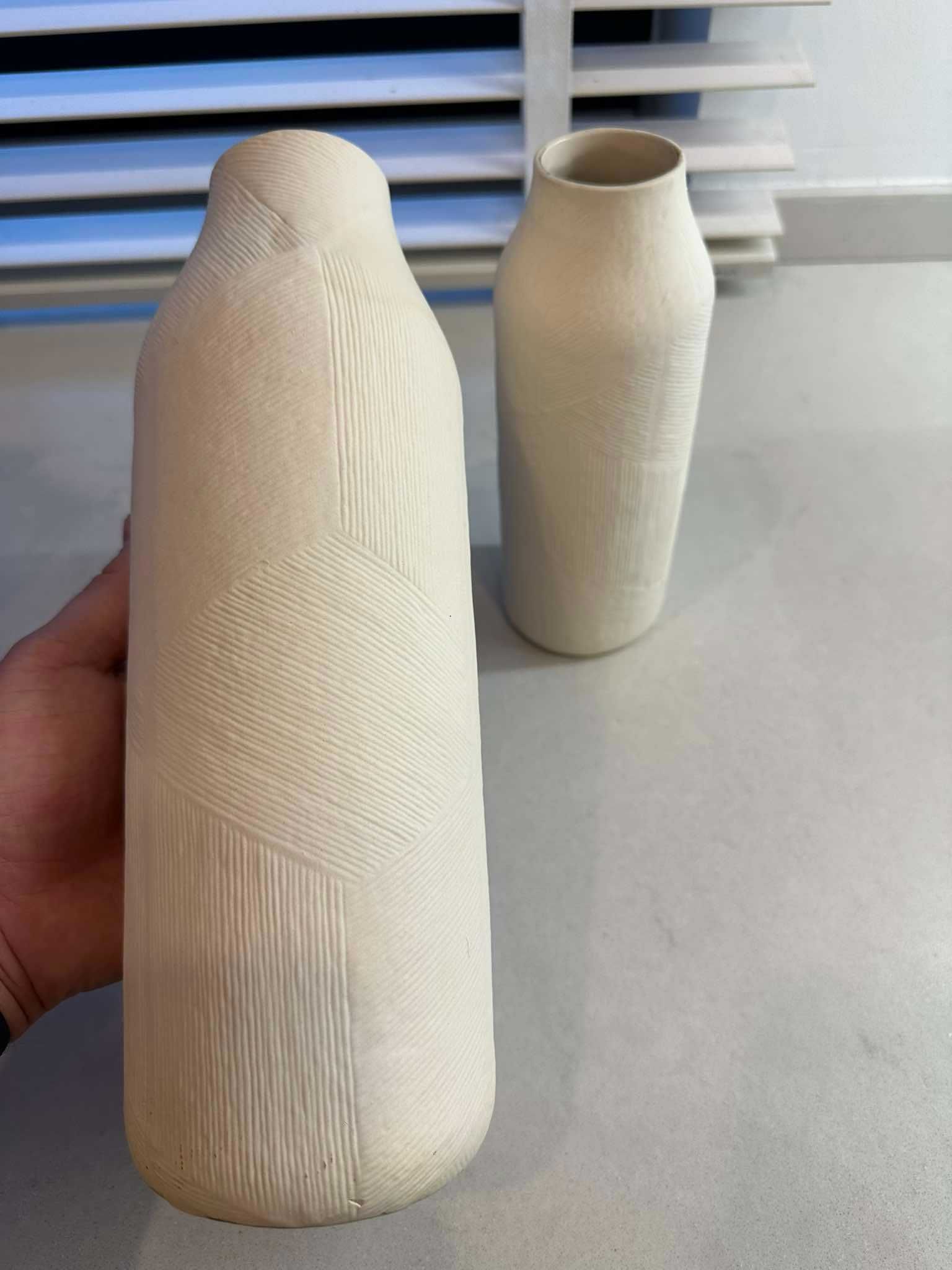 Komplet 2 ceramicznych wazonów z wypukłym wzorem - zara home