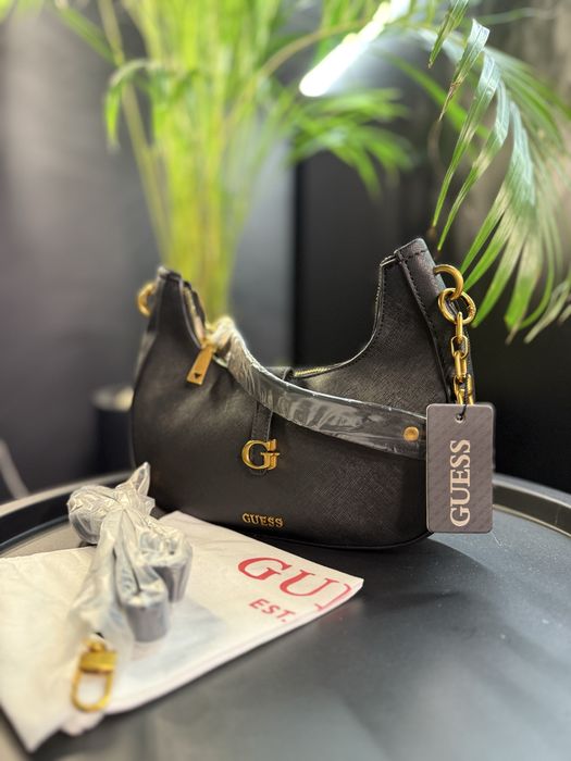 Сумка Guess чорна з золотою фурнітурою