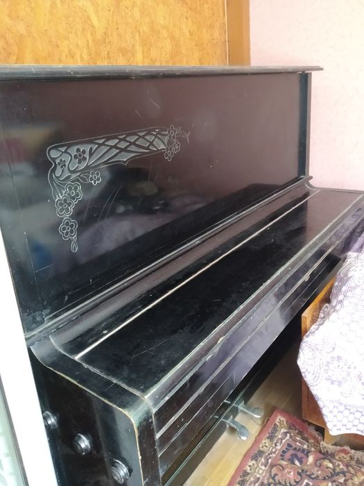 Фортепіано чорного кольору