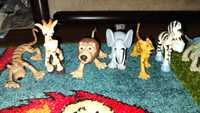 Два набори іграшок динозаври та мультяшні звірі