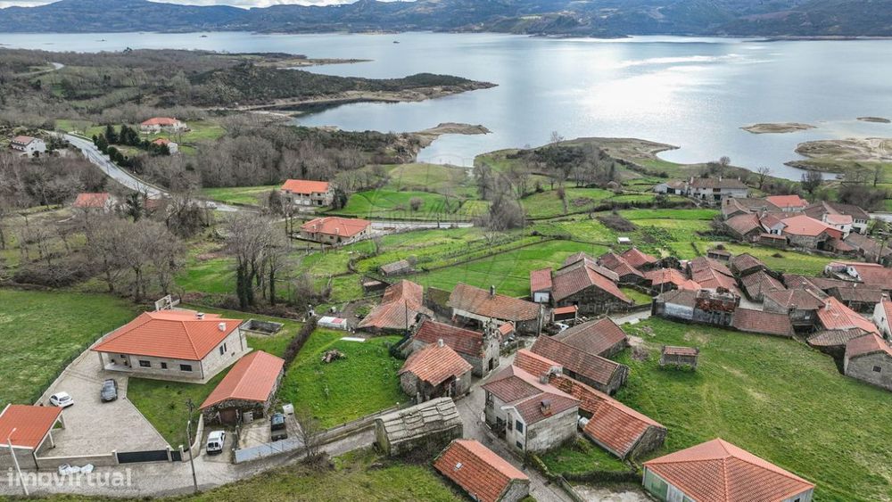 Ruina com excelentes vistas sobre a barragem dos Pisões, Montalegre!