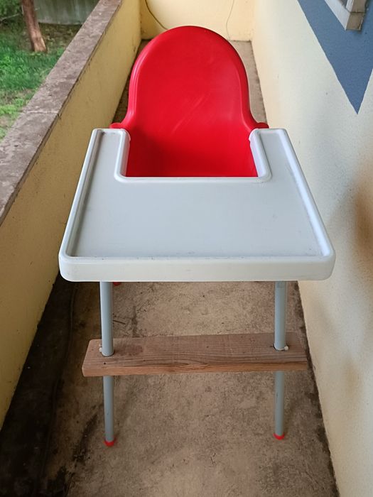 Cadeira de refeição com pousa pés