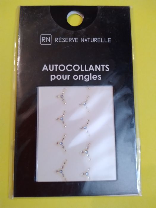 Наклейки-стразы для дизайна ногтей.