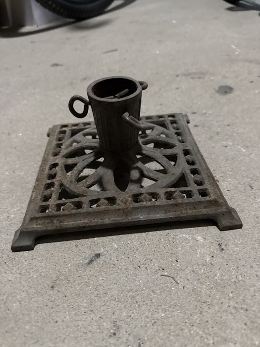 Żeliwny stojak na choinkę retro PRL – ozdobny, solidny