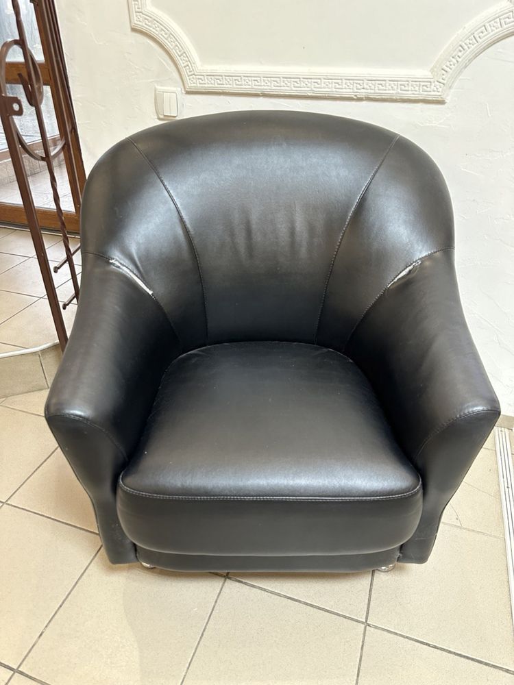 Крісло та диван чорна екошкіра у вітальню