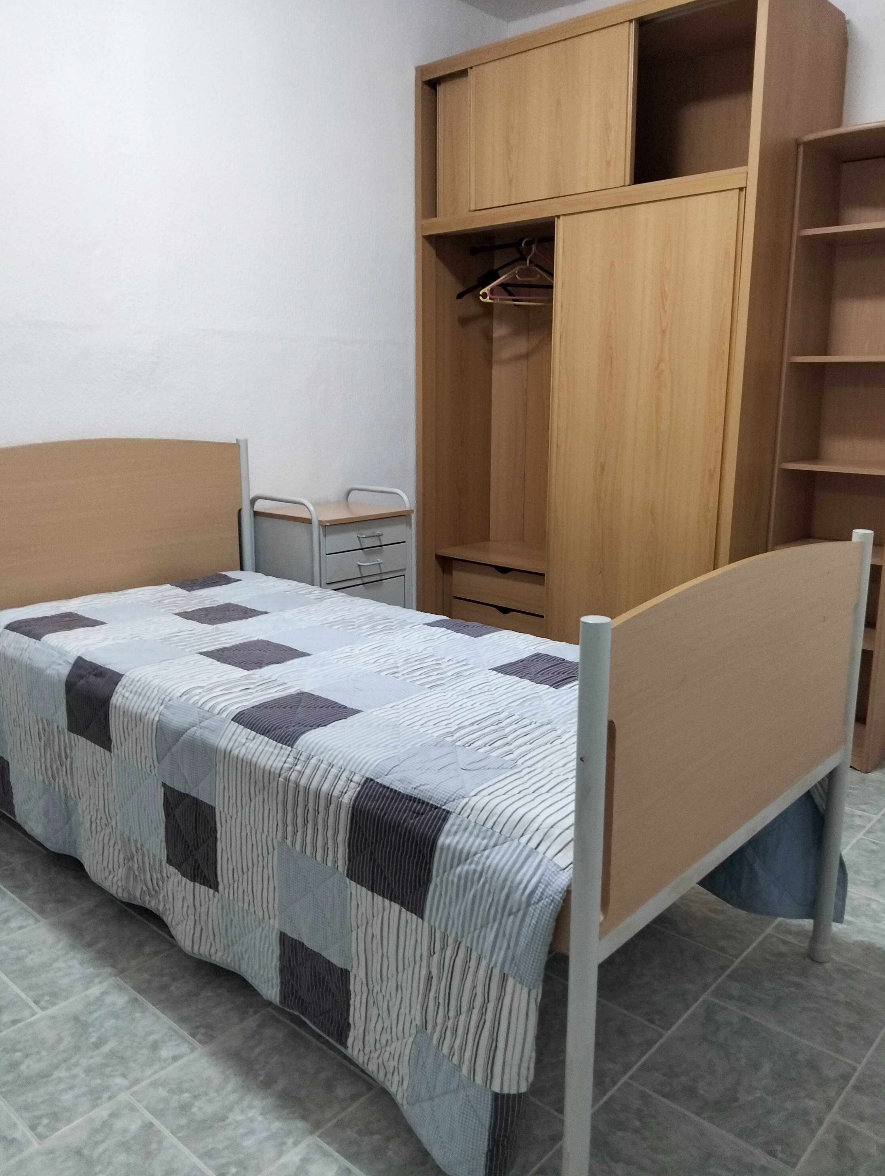 Quarto para arredamento.